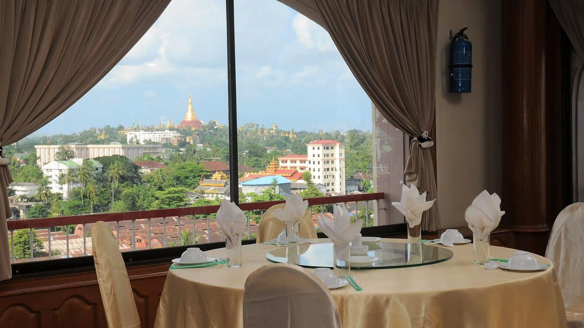 Panda Hotel Yangon 3*,